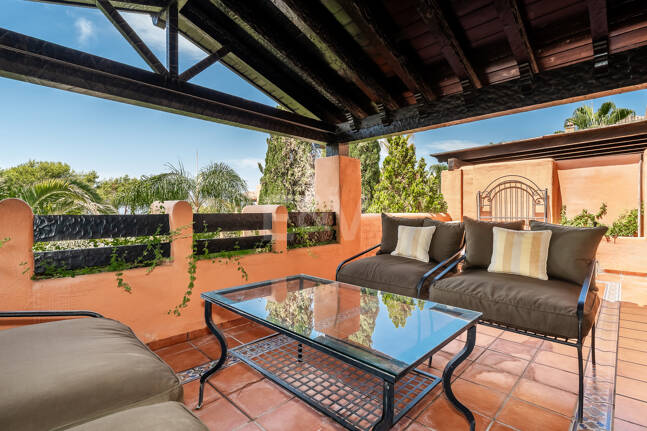 Elegante ático duplex de tres dormitorios en Lagos de Sierra Blanca