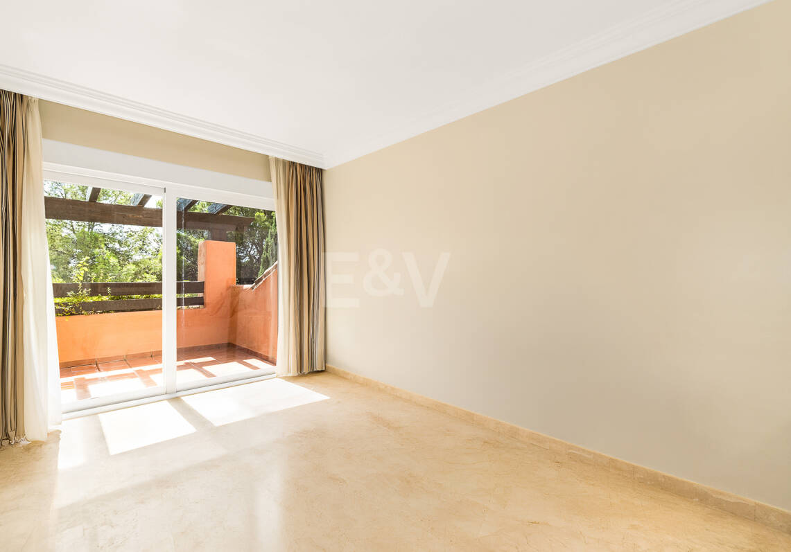 Elegante ático duplex de tres dormitorios en Lagos de Sierra Blanca