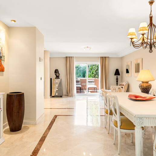 Elegante ático duplex de tres dormitorios en Lagos de Sierra Blanca