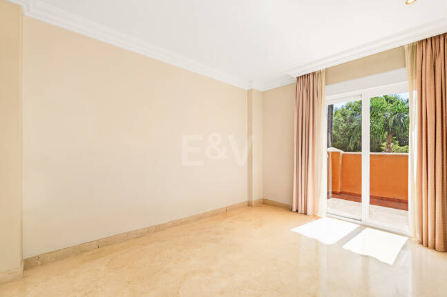 Elegante ático duplex de tres dormitorios en Lagos de Sierra Blanca