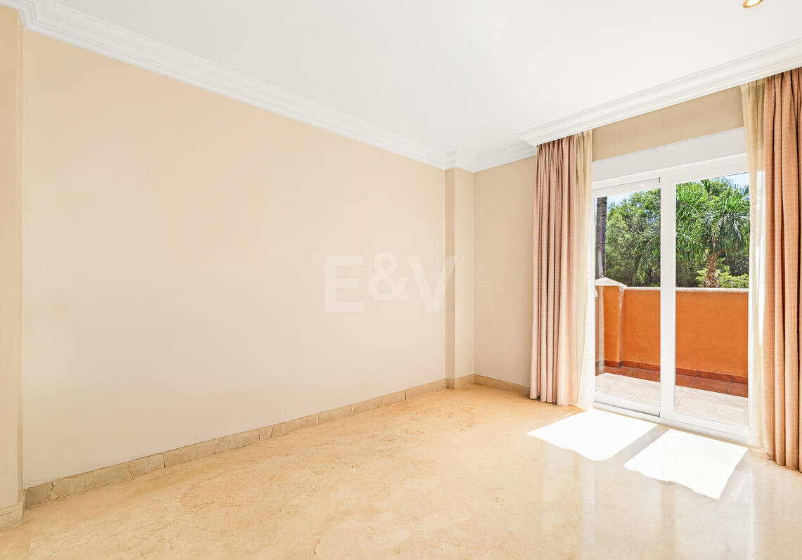 Elegante ático duplex de tres dormitorios en Lagos de Sierra Blanca