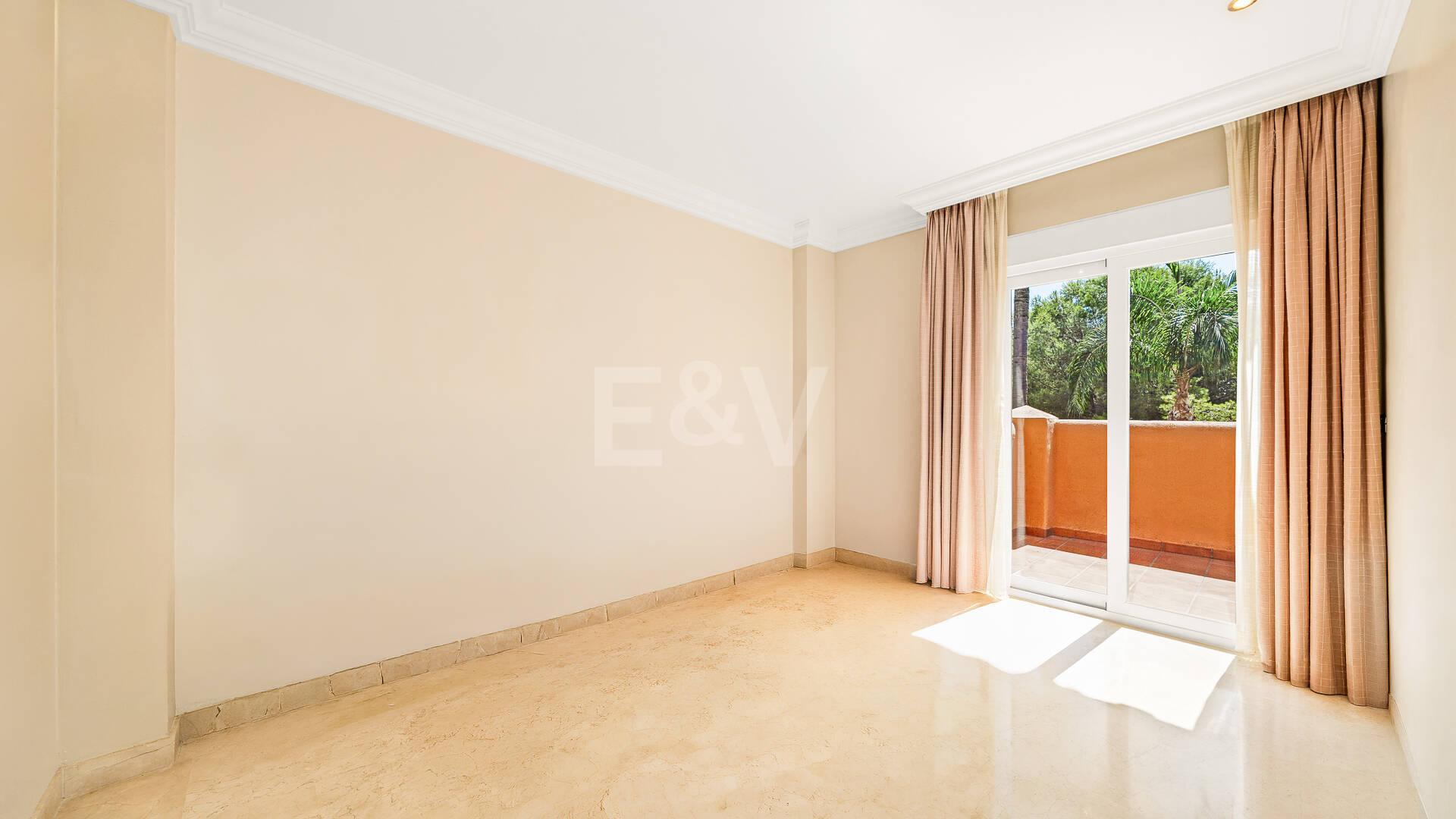 Elegante ático duplex de tres dormitorios en Lagos de Sierra Blanca