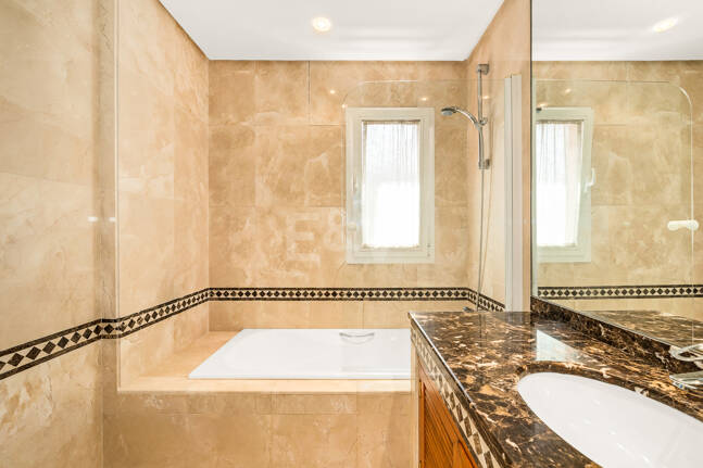 Elegante ático duplex de tres dormitorios en Lagos de Sierra Blanca