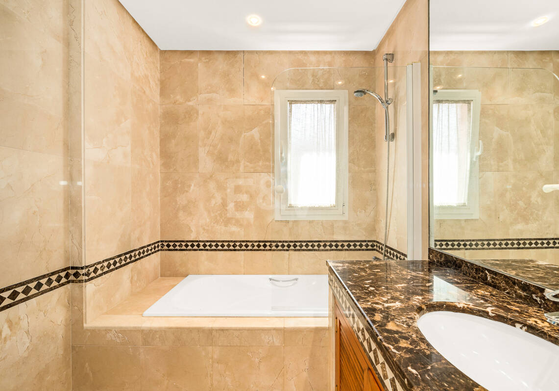 Elegante ático duplex de tres dormitorios en Lagos de Sierra Blanca