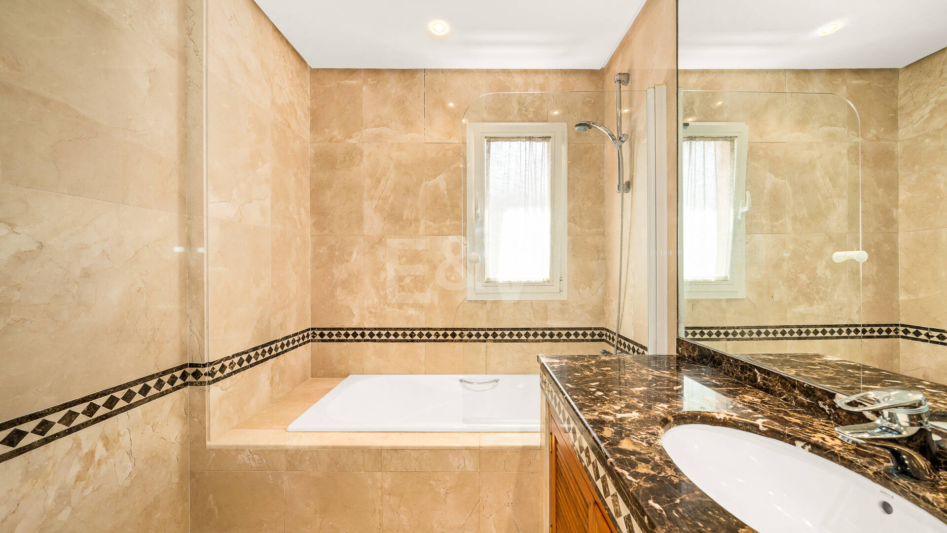 Elegante ático duplex de tres dormitorios en Lagos de Sierra Blanca