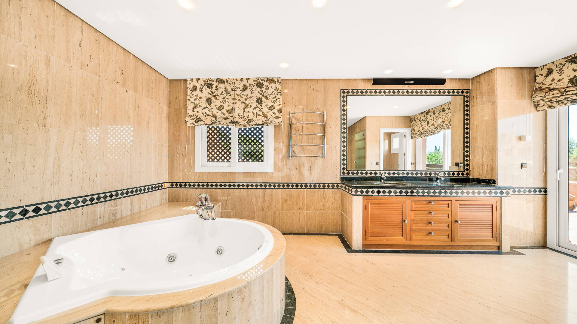 Elegante ático duplex de tres dormitorios en Lagos de Sierra Blanca