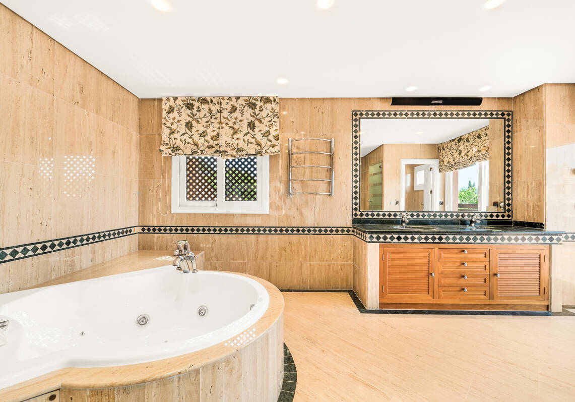 Elegante ático duplex de tres dormitorios en Lagos de Sierra Blanca