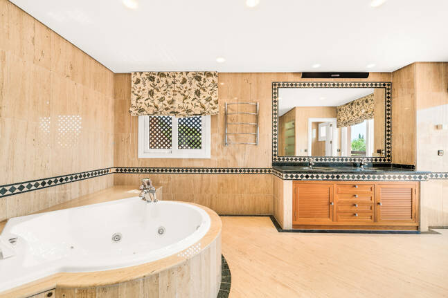 Elegante ático duplex de tres dormitorios en Lagos de Sierra Blanca