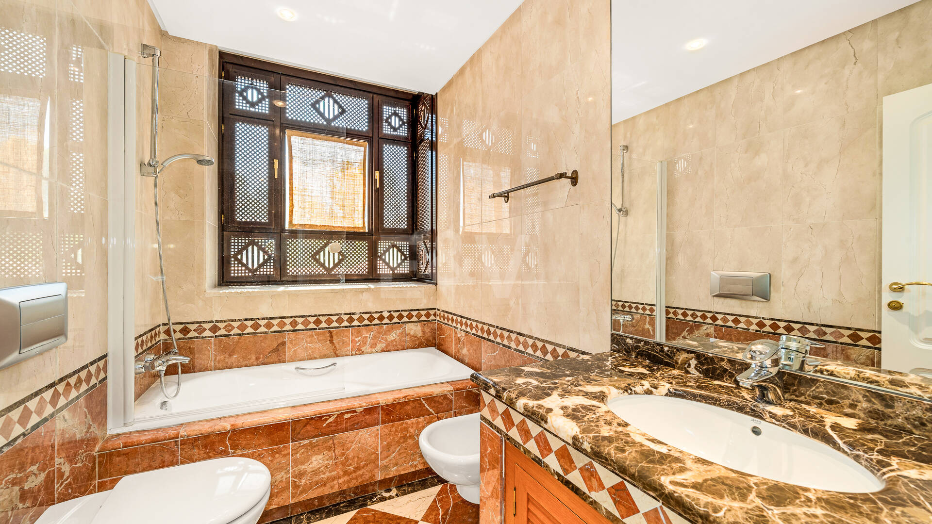 Elegante ático duplex de tres dormitorios en Lagos de Sierra Blanca