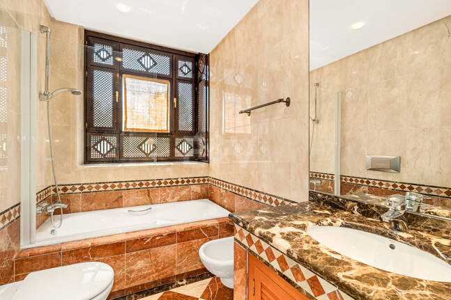 Elegante ático duplex de tres dormitorios en Lagos de Sierra Blanca
