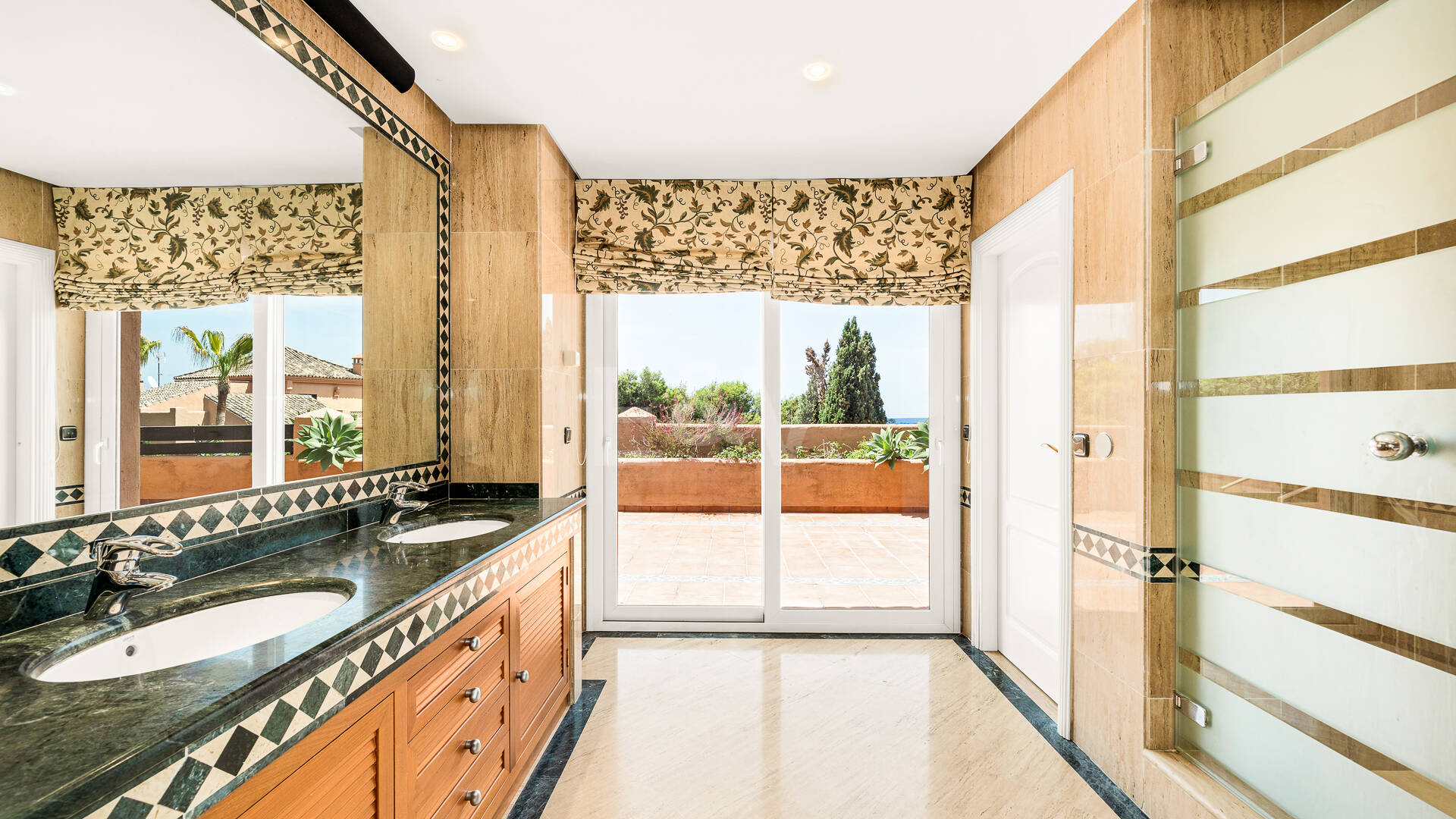 Elegante ático duplex de tres dormitorios en Lagos de Sierra Blanca