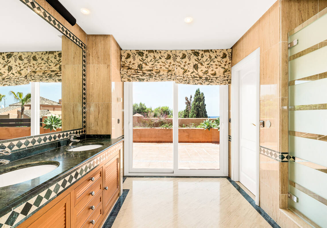 Elegante ático duplex de tres dormitorios en Lagos de Sierra Blanca
