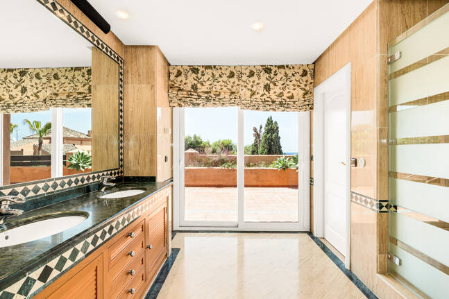 Elegante ático duplex de tres dormitorios en Lagos de Sierra Blanca