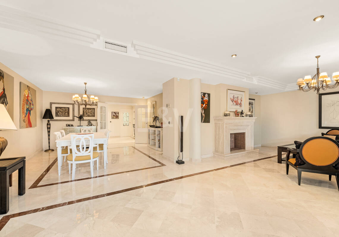 Elegante ático duplex de tres dormitorios en Lagos de Sierra Blanca