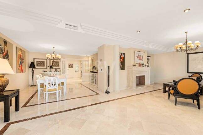 Elegante ático duplex de tres dormitorios en Lagos de Sierra Blanca