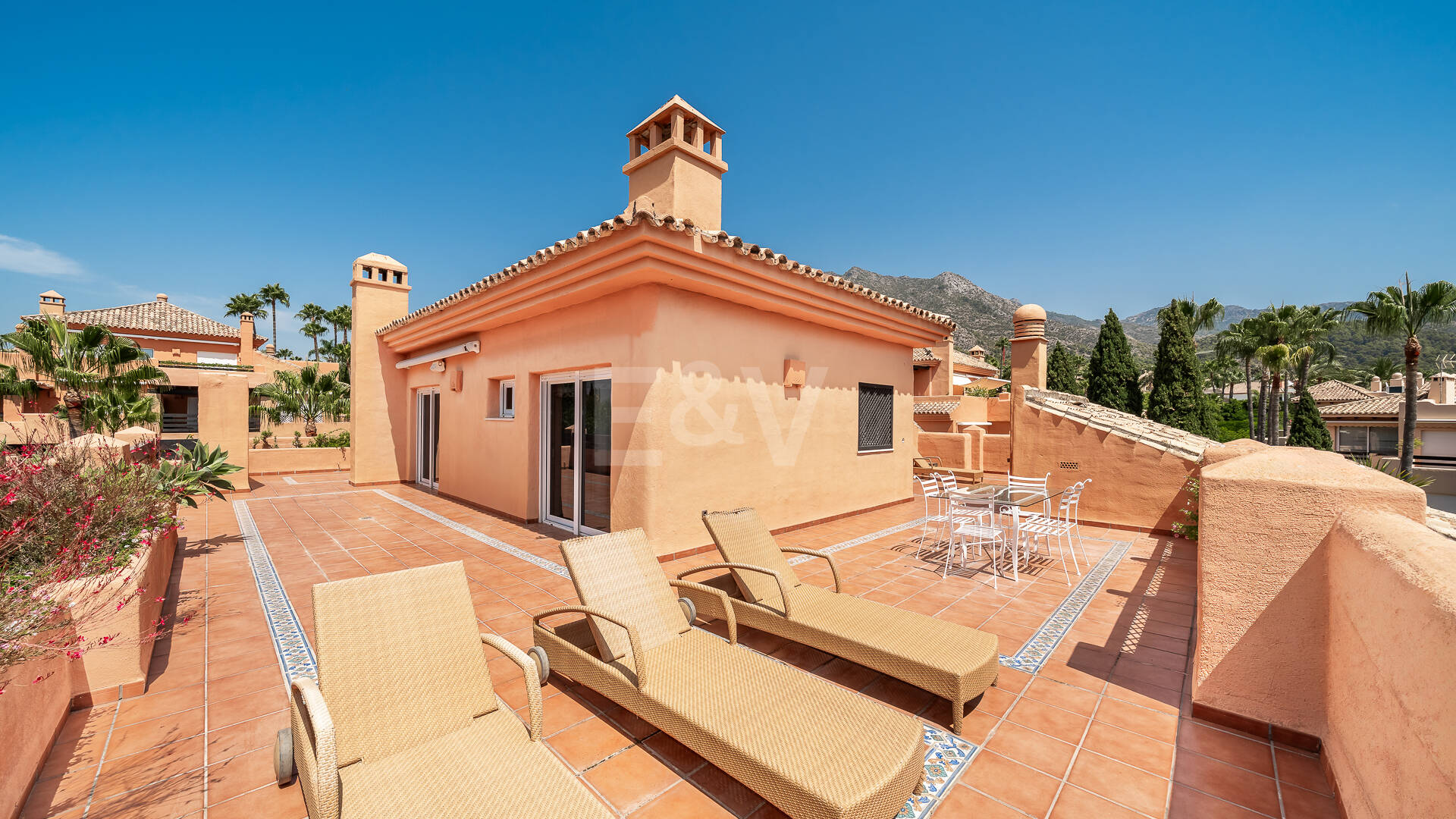 Elegante ático duplex de tres dormitorios en Lagos de Sierra Blanca