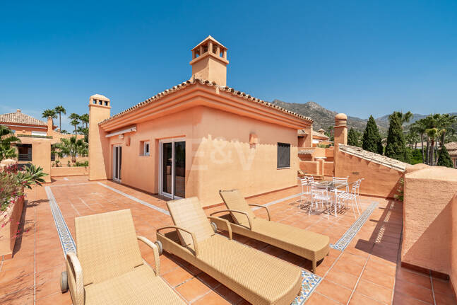 Elegante ático duplex de tres dormitorios en Lagos de Sierra Blanca
