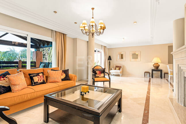 Elegante ático duplex de tres dormitorios en Lagos de Sierra Blanca