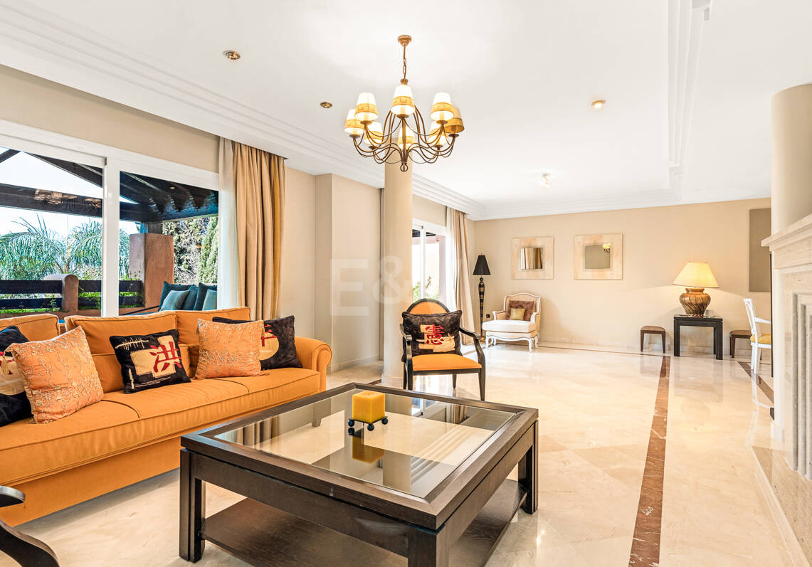 Elegante ático duplex de tres dormitorios en Lagos de Sierra Blanca