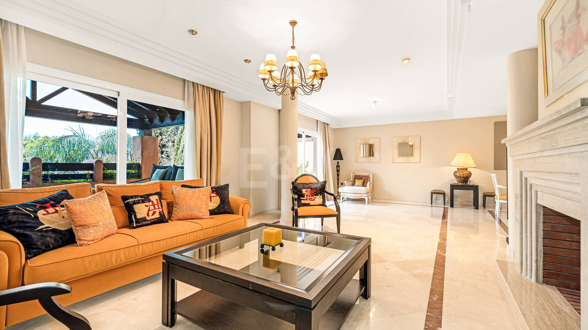 Elegante ático duplex de tres dormitorios en Lagos de Sierra Blanca