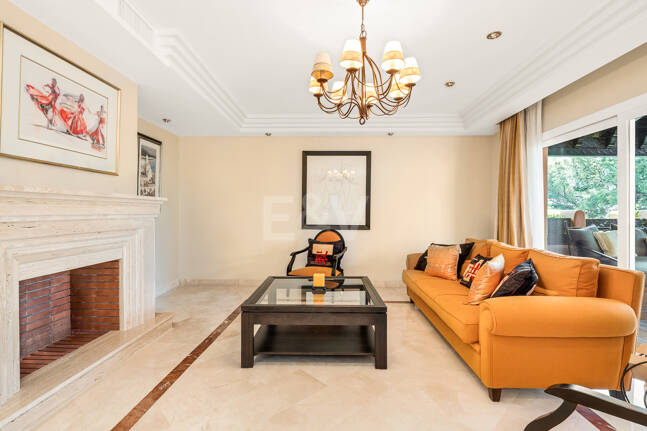 Elegante ático duplex de tres dormitorios en Lagos de Sierra Blanca