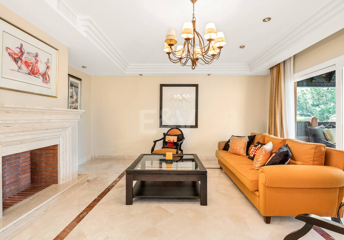 Elegante ático duplex de tres dormitorios en Lagos de Sierra Blanca