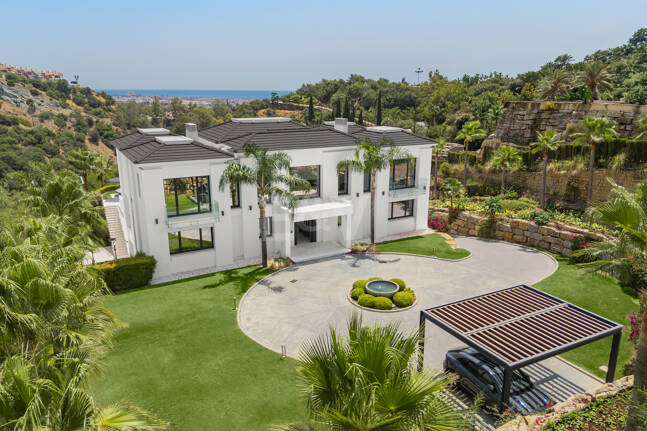 Zeitgenössische Villa mit Panoramablick aufs Meer in Los Almendros, Benahavís