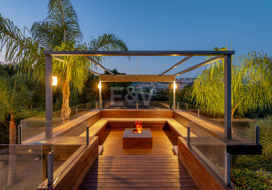 Zeitgenössische Villa mit Panoramablick aufs Meer in Los Almendros, Benahavís