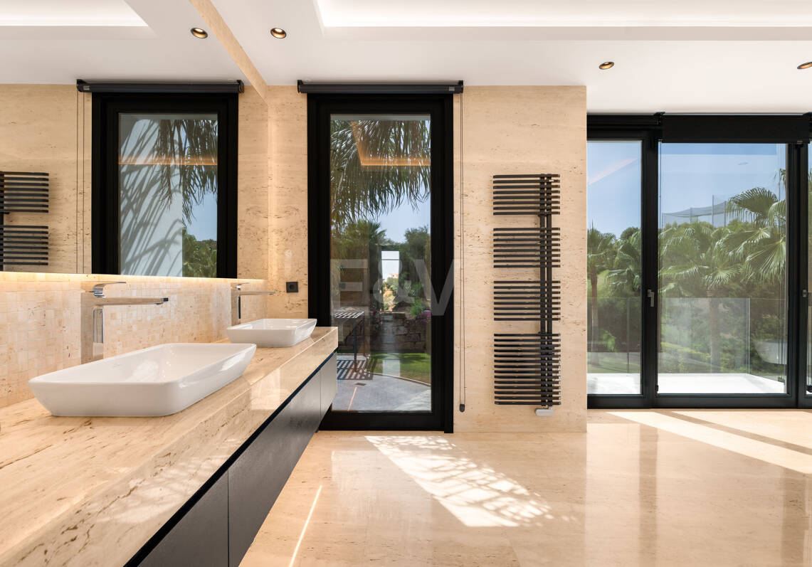 Zeitgenössische Villa mit Panoramablick aufs Meer in Los Almendros, Benahavís
