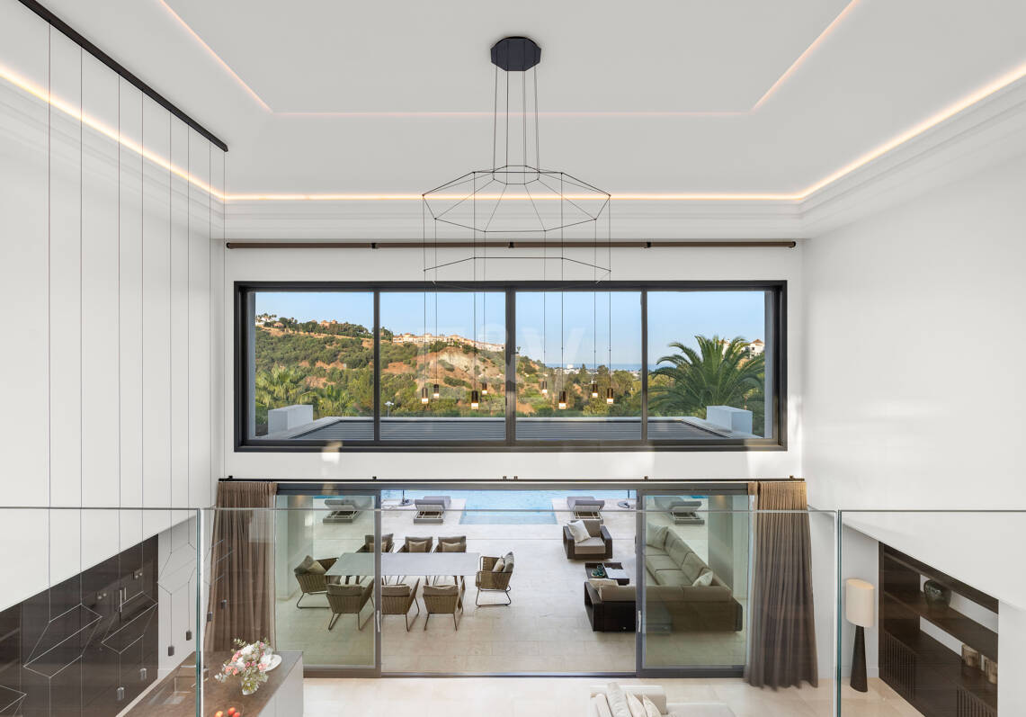 Zeitgenössische Villa mit Panoramablick aufs Meer in Los Almendros, Benahavís