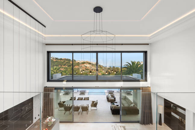 Zeitgenössische Villa mit Panoramablick aufs Meer in Los Almendros, Benahavís