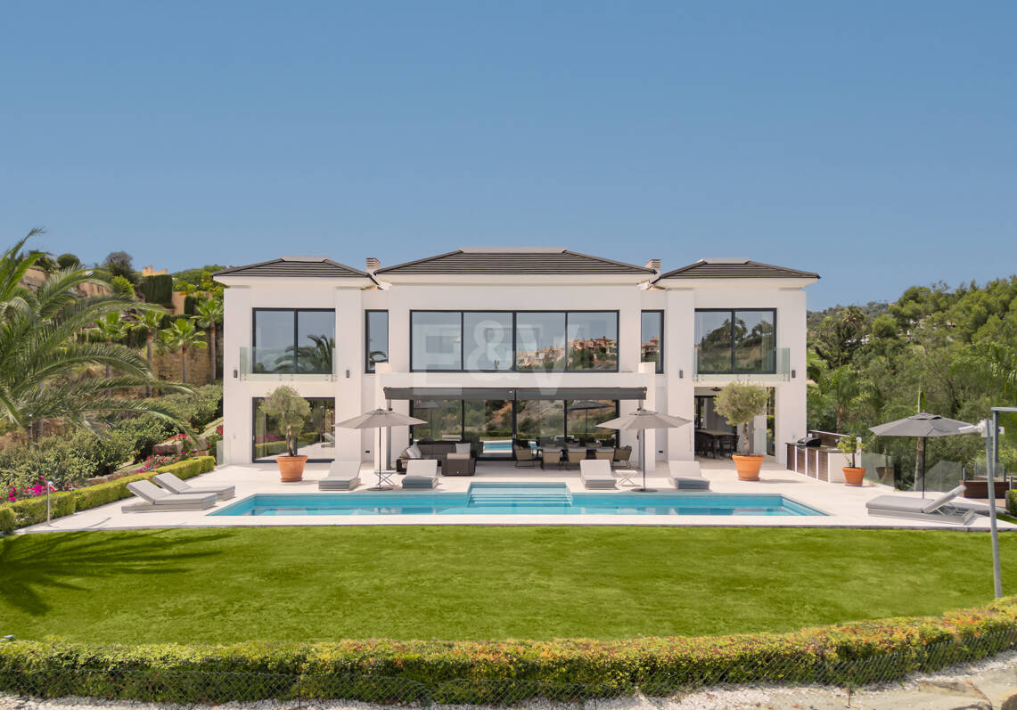 Zeitgenössische Villa mit Panoramablick aufs Meer in Los Almendros, Benahavís