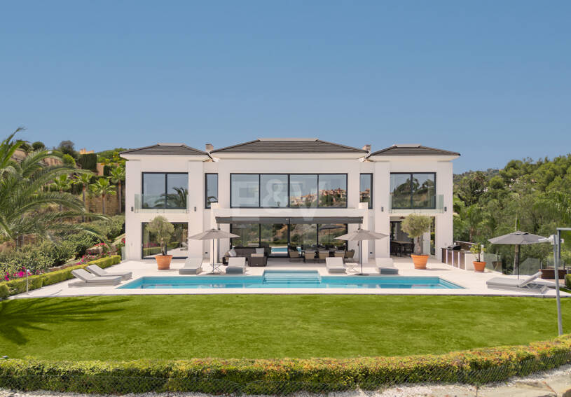 Zeitgenössische Villa mit Panoramablick aufs Meer in Los Almendros, Benahavís