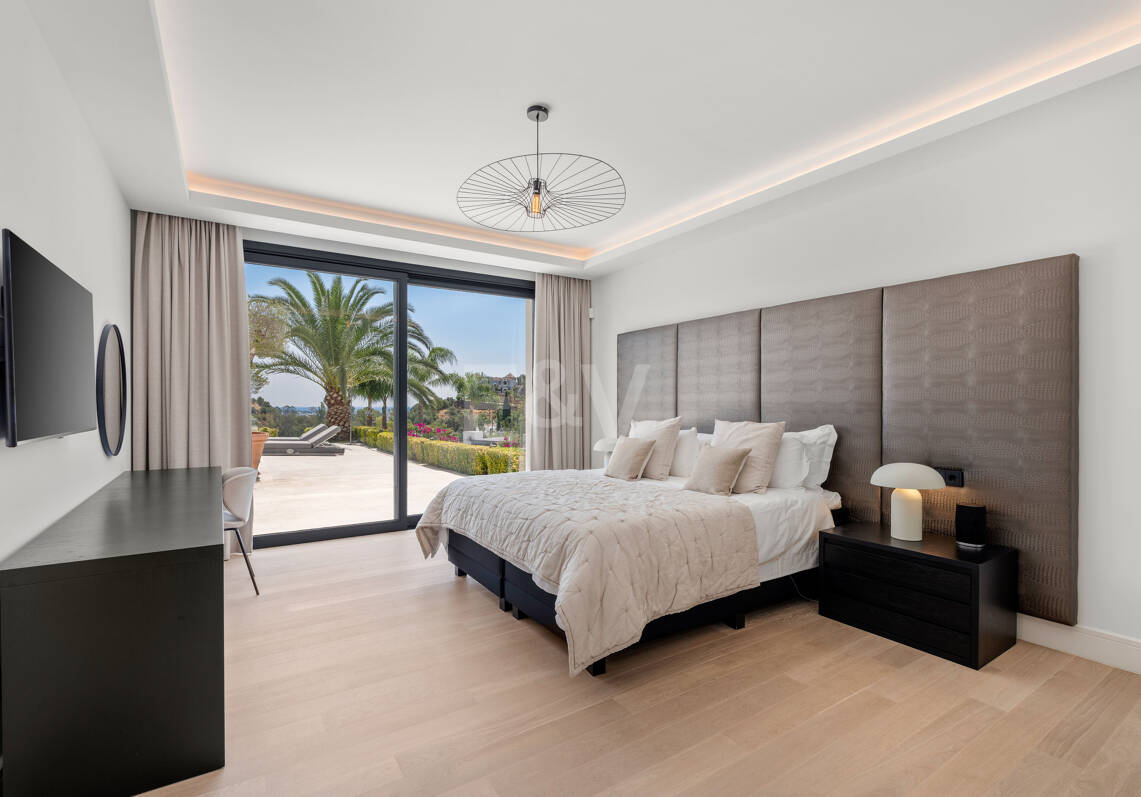 Zeitgenössische Villa mit Panoramablick aufs Meer in Los Almendros, Benahavís