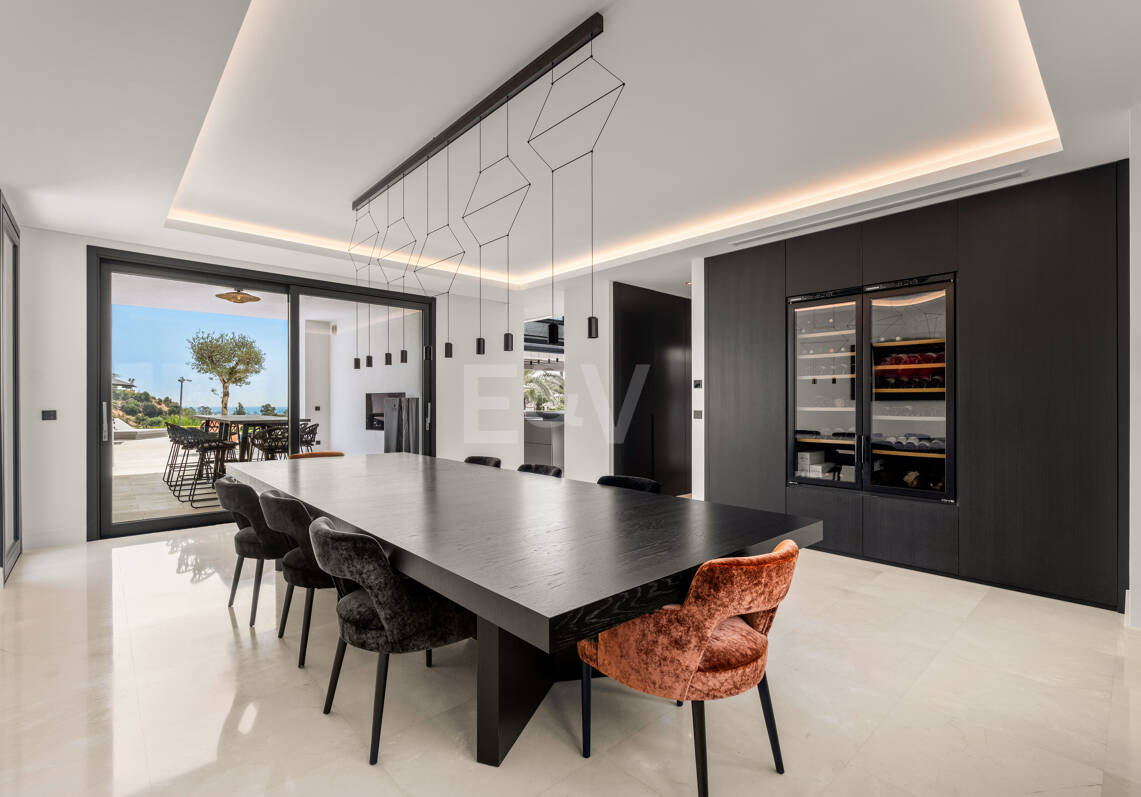 Zeitgenössische Villa mit Panoramablick aufs Meer in Los Almendros, Benahavís