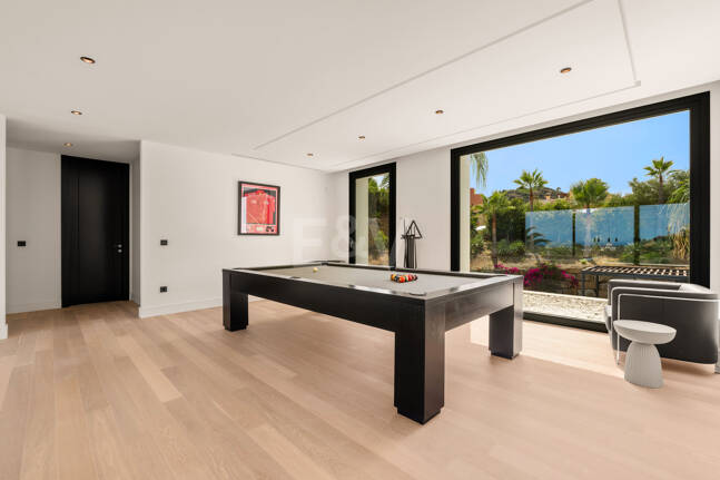 Zeitgenössische Villa mit Panoramablick aufs Meer in Los Almendros, Benahavís