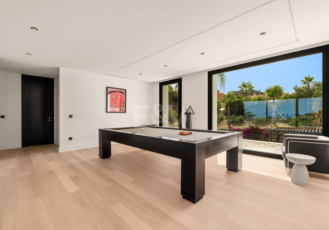Zeitgenössische Villa mit Panoramablick aufs Meer in Los Almendros, Benahavís