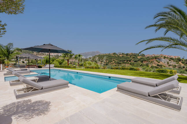 Zeitgenössische Villa mit Panoramablick aufs Meer in Los Almendros, Benahavís