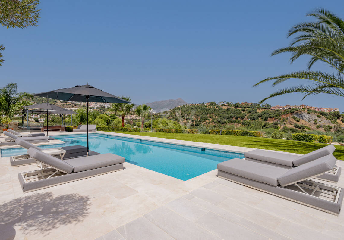 Zeitgenössische Villa mit Panoramablick aufs Meer in Los Almendros, Benahavís