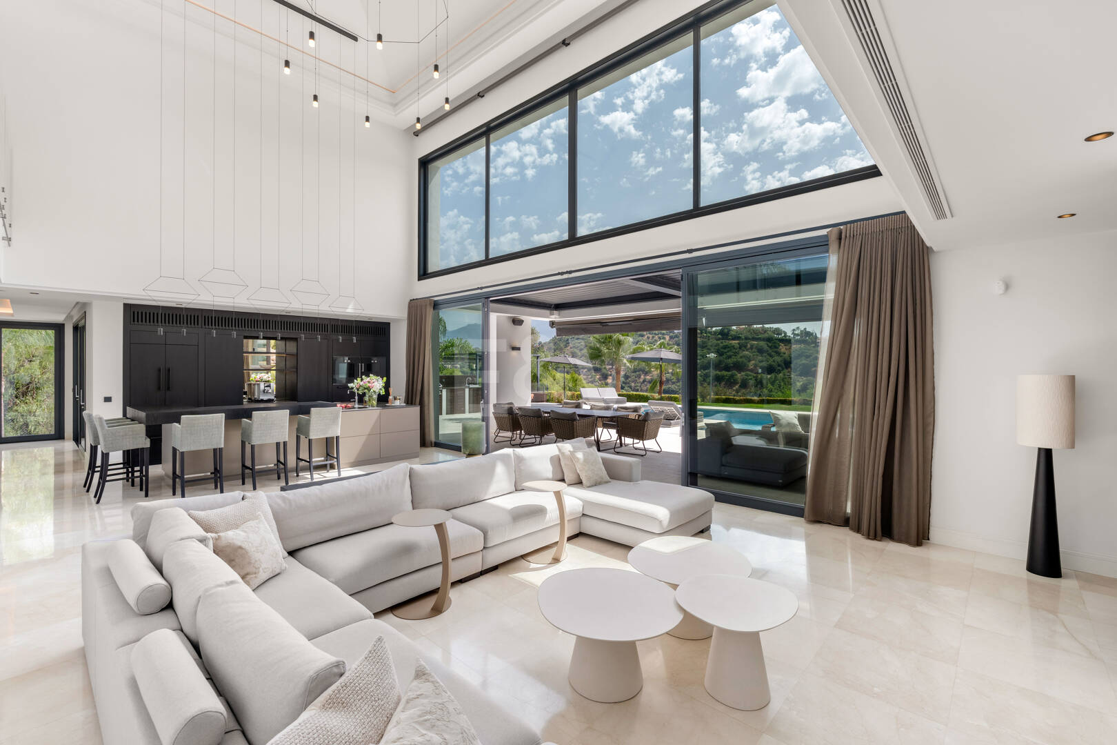 Zeitgenössische Villa mit Panoramablick aufs Meer in Los Almendros, Benahavís