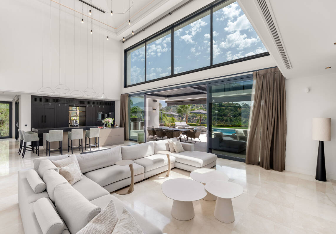 Zeitgenössische Villa mit Panoramablick aufs Meer in Los Almendros, Benahavís