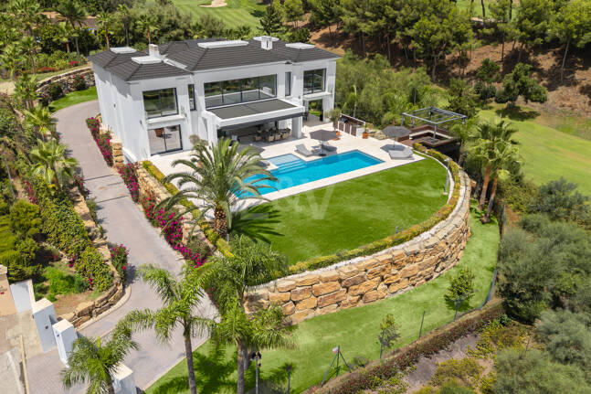Zeitgenössische Villa mit Panoramablick aufs Meer in Los Almendros, Benahavís