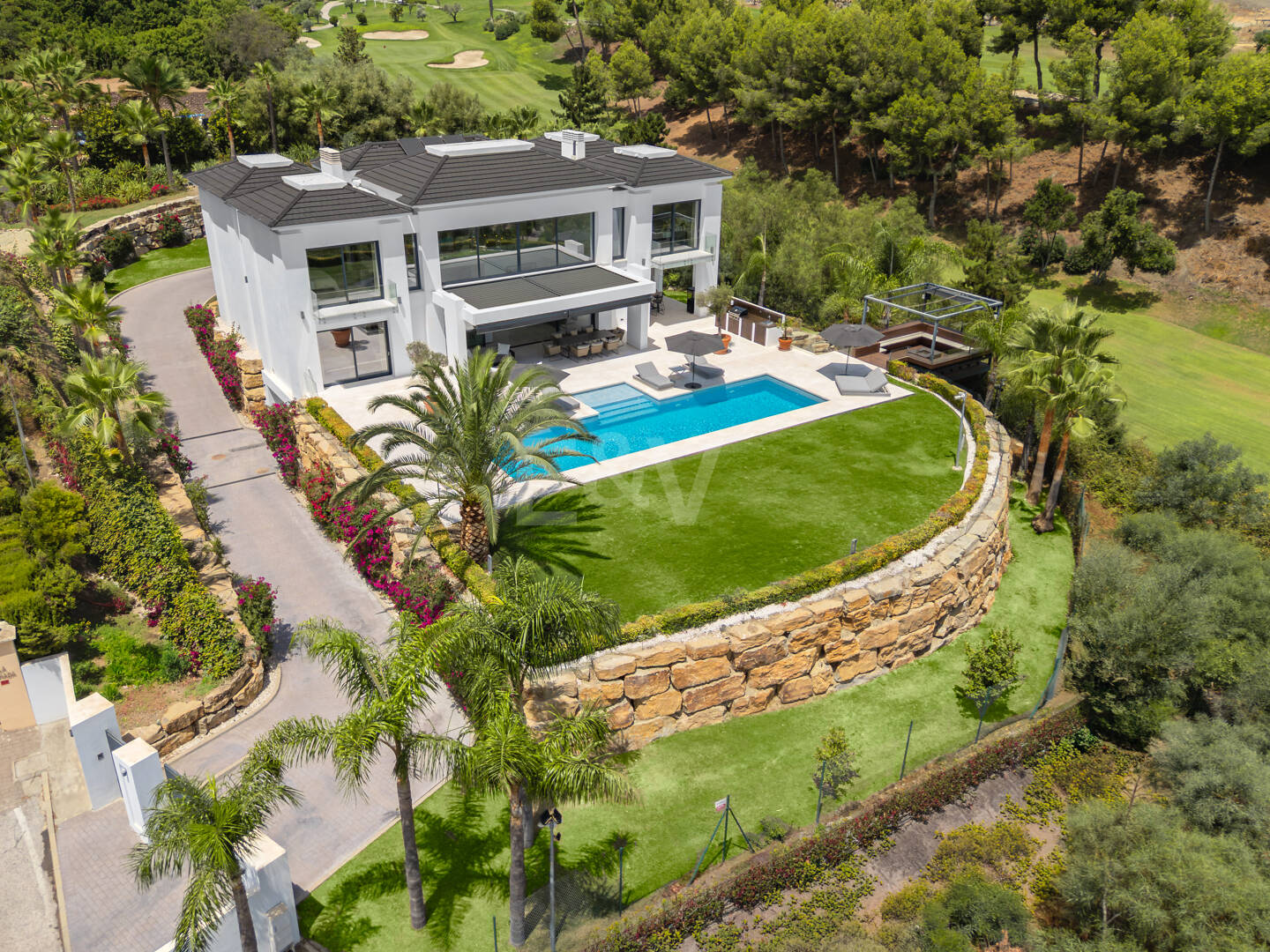 Zeitgenössische Villa mit Panoramablick aufs Meer in Los Almendros, Benahavís