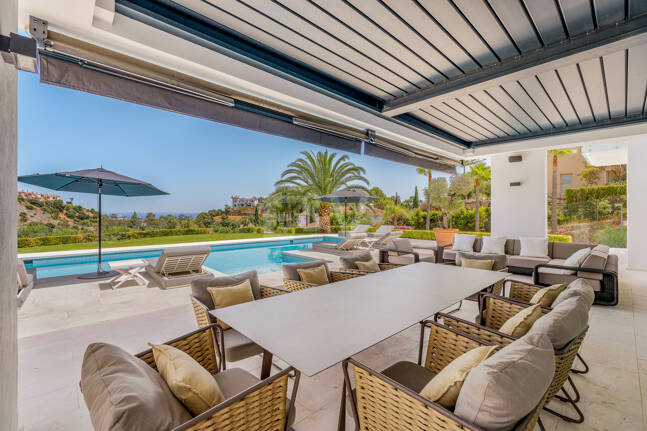Zeitgenössische Villa mit Panoramablick aufs Meer in Los Almendros, Benahavís