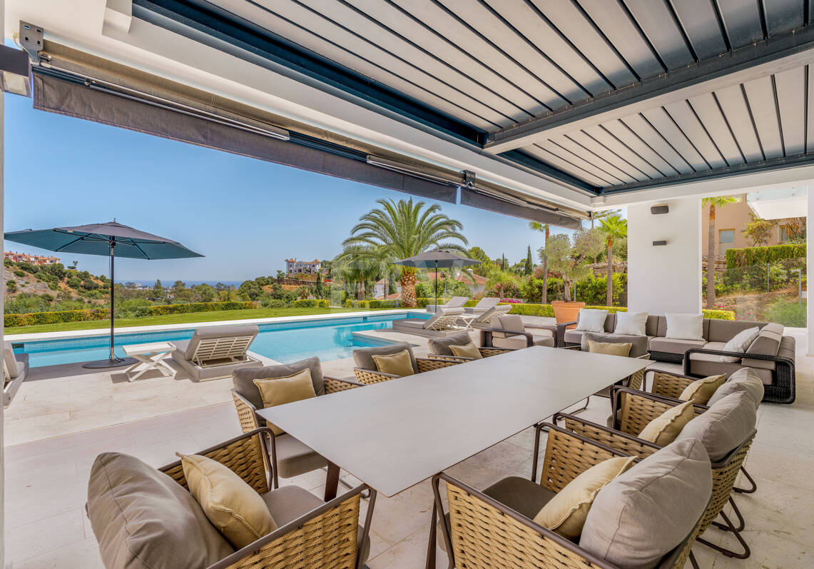 Zeitgenössische Villa mit Panoramablick aufs Meer in Los Almendros, Benahavís