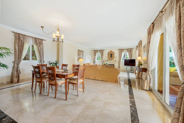 Elegante villa con vistas al mar y a poca distancia a pie de la playa en Elviria