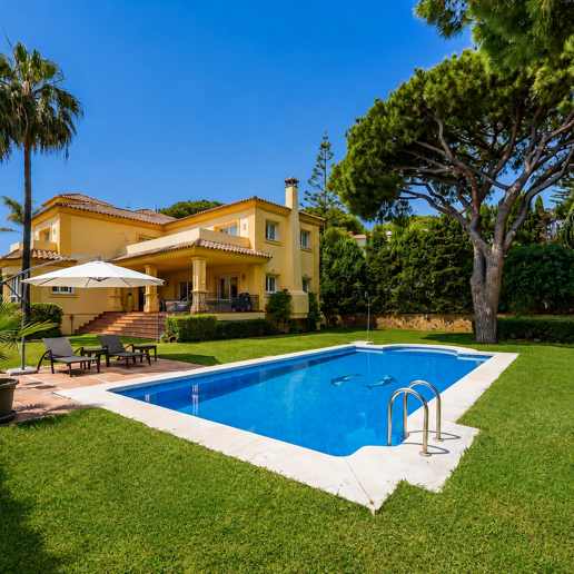Villa élégante avec vue sur la mer et distance de marche de la plage en Elviria