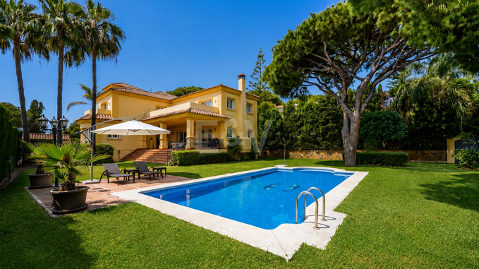 Elegante villa con vistas al mar y a poca distancia a pie de la playa en Elviria
