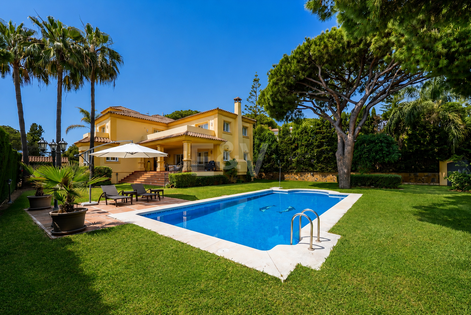 Elegante villa con vistas al mar y a poca distancia a pie de la playa en Elviria