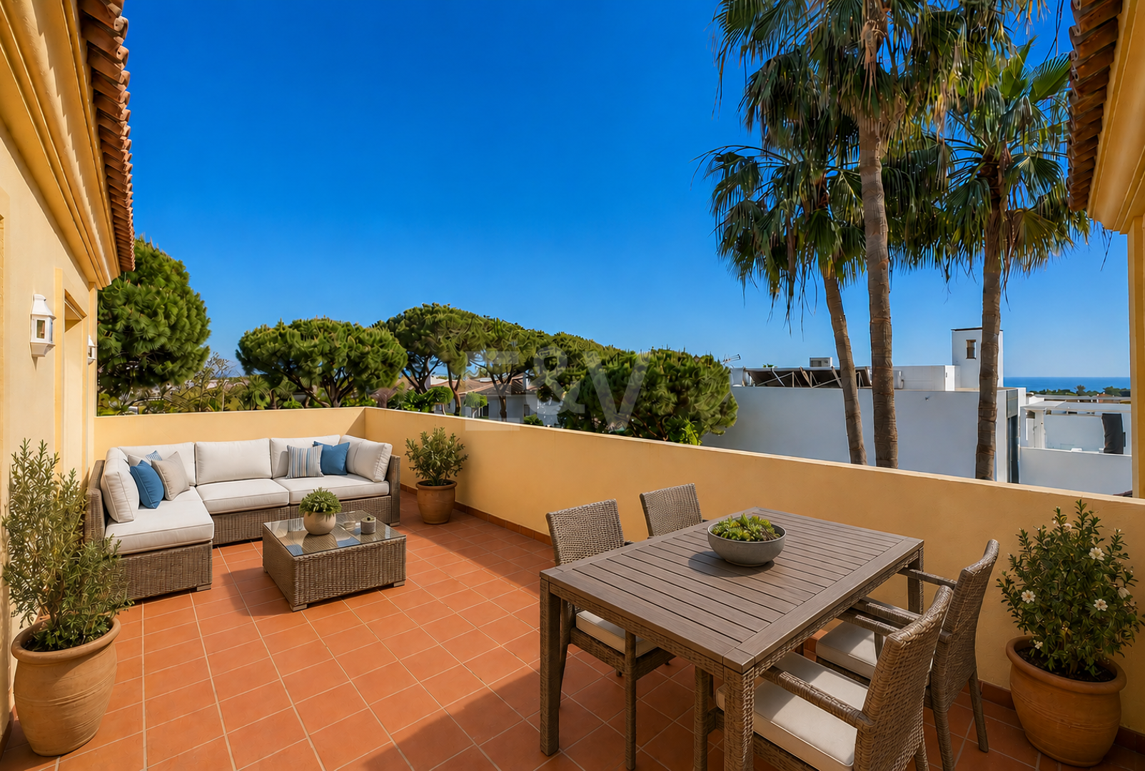 Elegante villa con vistas al mar y a poca distancia a pie de la playa en Elviria